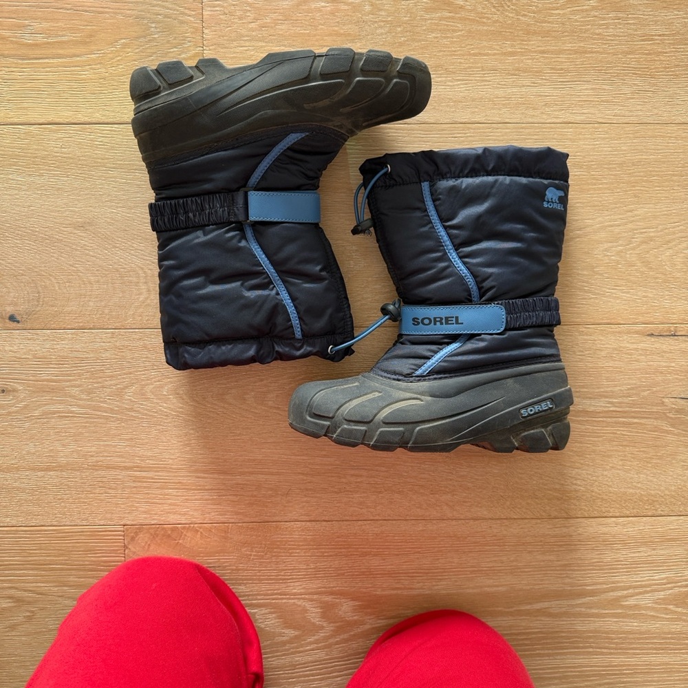 Sorel Black and Blue Insulated Boots!